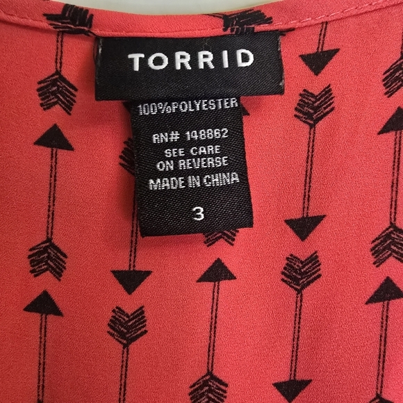 Torrid Sleeveless Blouse Tank Size 3 Red Black Arrows Polyester - Picture 2 of 8